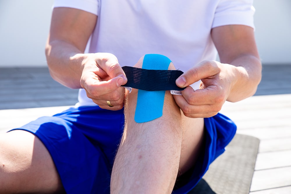 How do you apply Sport Tape or Kinesiology Tape to the knee?-CAREPROHEALTH- Kinesiology tape, elastic adhesive bandages,Would dressing,Cross Tape,Sports Rigid Tape,Elastic Adhesive Bandage,Stretched Bandage,Cohesive bandage,Underwrap Foam,Ice Hockey Tape,Band aid,Cotton Sports Tape Rayon Sports Tape,Hockey Tape,Finger Tape,PU Tape,PE Tape,Silk Tape,Paper Tape,Heel tape,Wound Dressing, Silicone Patches ( Remove Scar ),Dexcom Patches,Blister band aid,Acne Patches,Toenail Sticker,Mouth Tape,Nipple Covers,Boob Lift Tape,Face Lift Tape,Customized Patches,Assorted Band Aid,Blue Metal Detectabled Band Ai,Different Shape Band Aid,Cartoon Band Aid,Transparent Band Aid,Fabric Band Aid,Waterproof Band Aid,Nitrile Gloves,Anti-virus Gloves,Pl Surgical Gloves,Latex Surgical Gloves,Male Condoms,Female Condoms