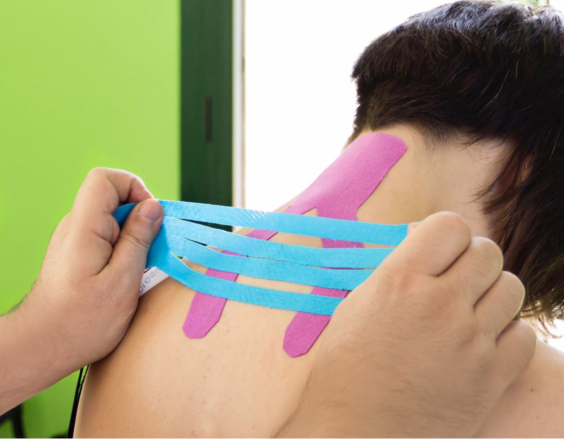 Como usar a kinesio tape?-CAREPROHEALTH- Kinesiology tape, elastic adhesive bandages,Would dressing,Cross Tape,Sports Rigid Tape,Elastic Adhesive Bandage,Stretched Bandage,Cohesive bandage,Underwrap Foam,Ice Hockey Tape,Band aid,Cotton Sports Tape Rayon Sports Tape,Hockey Tape,Finger Tape,PU Tape,PE Tape,Silk Tape,Paper Tape,Heel tape,Wound Dressing, Silicone Patches ( Remove Scar ),Dexcom Patches,Blister band aid,Acne Patches,Toenail Sticker,Mouth Tape,Nipple Covers,Boob Lift Tape,Face Lift Tape,Customized Patches,Assorted Band Aid,Blue Metal Detectabled Band Ai,Different Shape Band Aid,Cartoon Band Aid,Transparent Band Aid,Fabric Band Aid,Waterproof Band Aid,Nitrile Gloves,Anti-virus Gloves,Pl Surgical Gloves,Latex Surgical Gloves,Male Condoms,Female Condoms