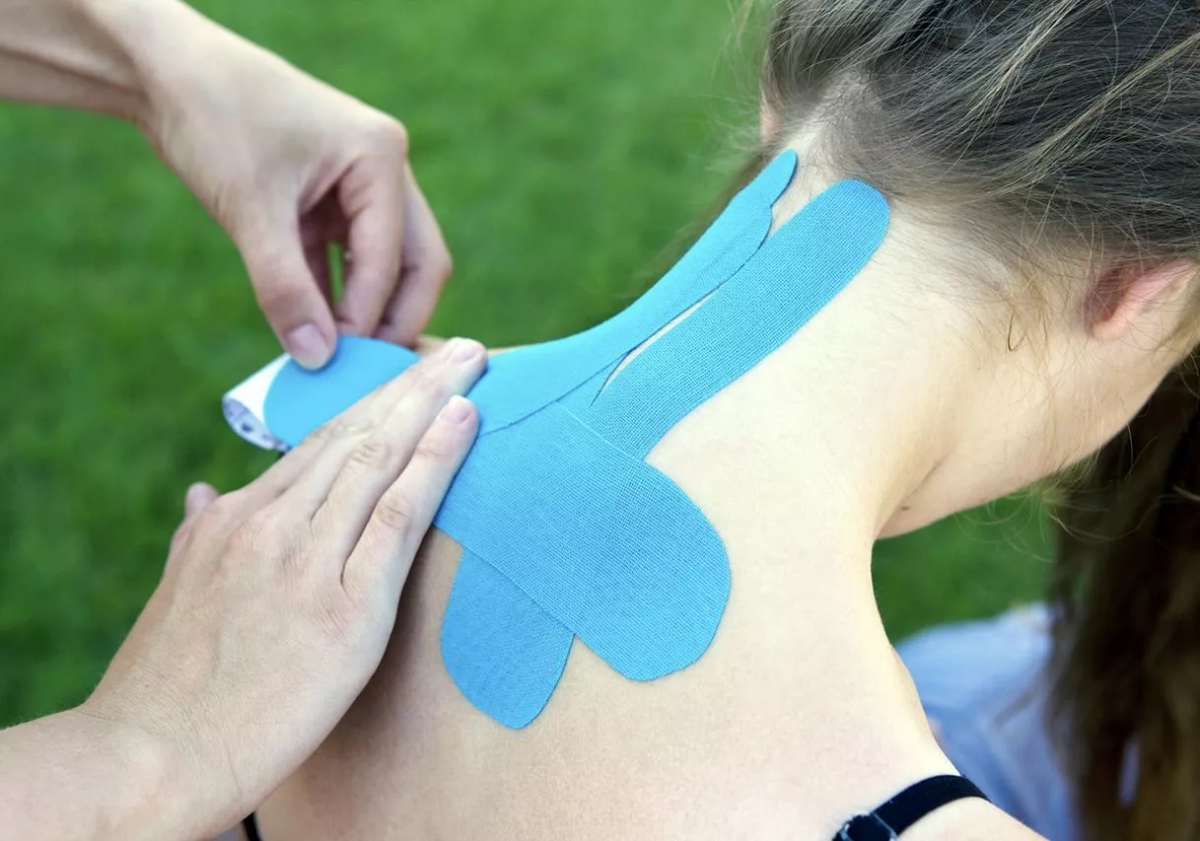 How Kinesiology Tape is Used in Physical Therapy?physiotherapy tape back-CAREPROHEALTH- Kinesiology tape, elastic adhesive bandages,Would dressing,Cross Tape,Sports Rigid Tape,Elastic Adhesive Bandage,Stretched Bandage,Cohesive bandage,Underwrap Foam,Ice Hockey Tape,Band aid,Cotton Sports Tape Rayon Sports Tape,Hockey Tape,Finger Tape,PU Tape,PE Tape,Silk Tape,Paper Tape,Heel tape,Wound Dressing, Silicone Patches ( Remove Scar ),Dexcom Patches,Blister band aid,Acne Patches,Toenail Sticker,Mouth Tape,Nipple Covers,Boob Lift Tape,Face Lift Tape,Customized Patches,Assorted Band Aid,Blue Metal Detectabled Band Ai,Different Shape Band Aid,Cartoon Band Aid,Transparent Band Aid,Fabric Band Aid,Waterproof Band Aid,Nitrile Gloves,Anti-virus Gloves,Pl Surgical Gloves,Latex Surgical Gloves,Male Condoms,Female Condoms